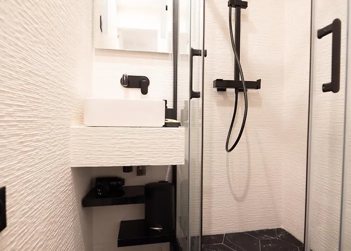 Cia - Du Moulin Rouge Paříž